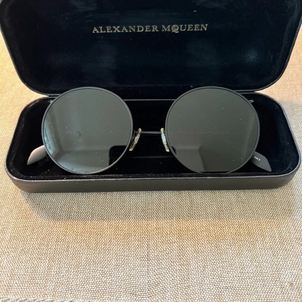 Alexander Mqueen Sunglasses AMO137S - Picture 2 of 5